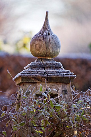 WOLLERTON_OLD_HALL__SHROPSHIRE_WINTER_GARDEN_IN_FROST___DETAIL_OF_FINIAL_OF_BEAUTIFUL_OAK_TRIPOD_FOR