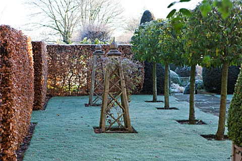 WOLLERTON_OLD_HALL__SHROPSHIRE_WINTER_GARDEN_IN_FROST___BEAUTIFUL_OAK_TRIPOD_FOR_CLIMBING_PLANTS_AND