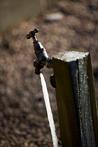 FROZEN_WATER_COMING_OUT_OF_END_OF_OUTDOOR_TAP_IN_WINTER