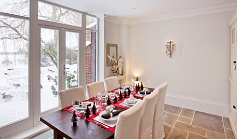 WHITE_DINING_ROOM_WITH_DINING_TABLE__WHITE_CHAIRS__LAID_UP_FOR_CHRISTMAS_SARAH_EASTEL_LOCATIONS_DI_A