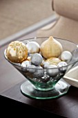 CHRISTMAS - LIVING ROOM - GLASS BOWL WITH BAUBLES - SARAH EASTEL LOCATIONS/ DI ABLEWHITE