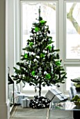 CHRISTMAS - CHRISTMAS TREE WITH PRESENTS IN THE LOUNGE. SARAH EASTEL LOCATIONS/ DI ABLEWHITE