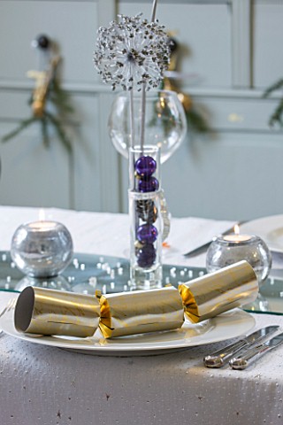 CLARE_MATTHEWS_CHRISTMAS_HOUSE_INTERIOR_KITCHEN_TABLE_WITH_PLATE__CRACKER__SILVER_CANDLES_ON_MIRROR_