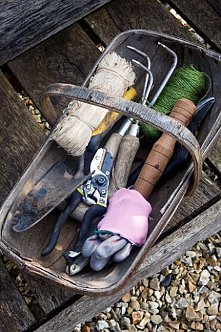 DESIGNER_CLARE_MATTHEWS_POTAGER_PROJECT_TOOLS_IN_A_WOODEN_TRUG