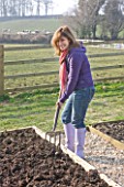 DESIGNER CLARE MATTHEWS - POTAGER PROJECT - DEEP BED OR DEEP LAYER MULCHING. CLARE MATTHEWS IN HER POTAGER IN MARCH