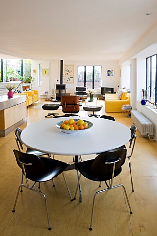 ROSE_GRAY_AND_SCULPTOR_DAVID_MACILWAINE_KITCHEN__DINING_TABLE_AND_LOUNGE__LONDON