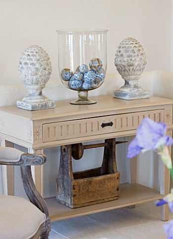 DESIGNER_CLAIRE_SKINNER__ROU_ESTATE__CORFU_HOUSE_INTERIOR__LIVING_ROOM_IN_GREY_AND_CREAM_SIDEBOARD_W