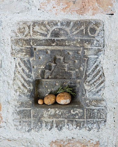 THE_ROU_ESTATE__CORFU_DETAIL_OF_DECORATIVE_SHELF_IN_KITCHEN_WALL_WITH_STONE_ORNAMENTS_AND_ROSEMARY