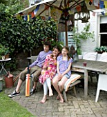 JOA STUDHOLMES LONDON HOME: JOA AND FAMILY RELAX IN THE GARDEN