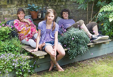 JOA_STUDHOLMES_LONDON_HOME_JOA_AND_FAMILY_RELAX_IN_THEIR_GARDEN