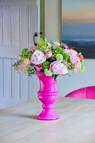 PAULA_PRYKES_HOUSE__SUFFOLK_VASE_OF_FLOWERS_ON_TABLE_IN_DINING_ROOM