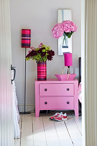 PAULA_PRYKES_HOUSE__SUFFOLK_BEDROOM_WITH_PINK_BEDSIDE_TABLE_AND_FLOWERS