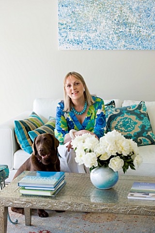 PAULA_PRYKES_HOUSE__SUFFOLK_PAULA_AND_HER_PET_LABRADOR_RELAX_IN_THE_GARDEN_ROOM
