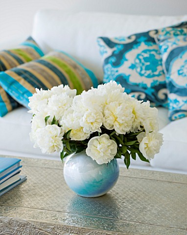 PAULA_PRYKES_HOUSE__SUFFOLK_VASE_OF_WHITE_PEONIES_ON_COFFEE_TABLE_IN_THE_GARDEN_ROOM