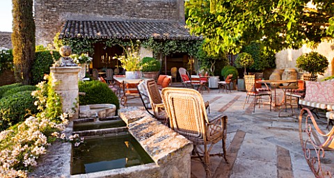 LA_CARMEJANE_FRANCE_LUBERON_PROVENCE_TERRACE_DINING_TABLE_CHAIRS_PATIO_ENTERTAINING_FRENCH_COUNTRY_G