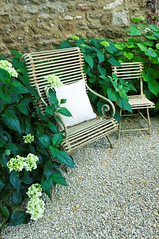 LA_CARMEJANE_FRANCE_LUBERON_PROVENCE_TERRACE_CHAIRS_PATIO_ENTERTAINING_FRENCH_COUNTRY_GARDEN_WHITE_H