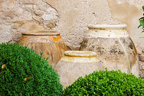 LA_CARMEJANE_FRANCE_LUBERON_PROVENCE_TERRACE_PATIO_WITH_TERRACOTTA_CONTAINERS_CLIPPED_TOPIARY_BOX_BA