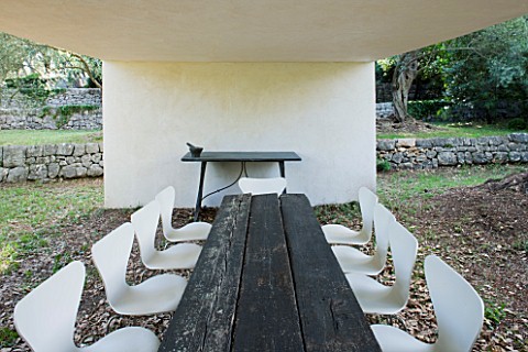 JACQUELINE_MORABITO__FRANCE__DINING_AREA__WHITE_CONCRETE_SEATING_AREA_WITH_WOODEN_TABLE_AND_WHITE_CH