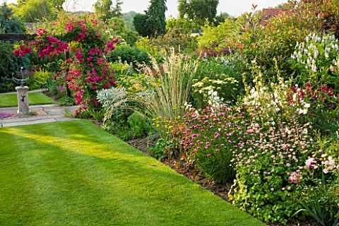 MEADOW_FARM__WORCESTERSHIRE_SUNDIAL_ARBOUR_AND_HERBACEOUS_BORDER_IN_SUMMER