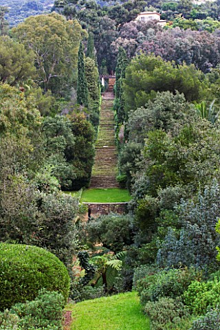 DOMAINE_DU_RAYOL__FRANCE_VIEW_ALONG_ONE_SIDE_OF_THE_GARDEN_UP_THE_OTHER_ALONG_THE_GRAND_STAIRCASE_FL