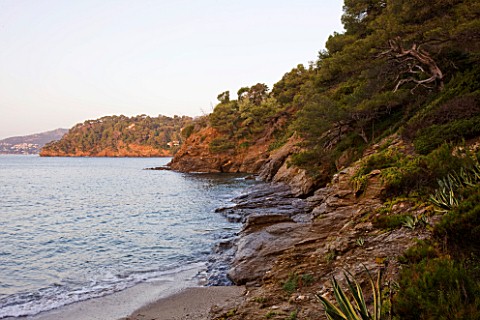 DOMAINE_DU_RAYOL__FRANCE_VIEW_FROM_THE_BEACH_HOUSE_ACROSS_THE_ROCKS_AND_MEDITERRANEAN_SEA_AT_DUSK__S