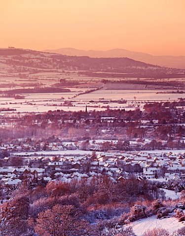 VIEW_FROM_FISH_HILL_IN_WINTER_WITH_SNOW_ACROSS_BROADWAY_TO_HILLS_BEYOND