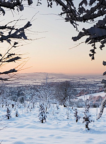 VIEW_FROM_FISH_HILL_IN_WINTER_WITH_SNOW_ACROSS_BROADWAY_TO_HILLS_BEYOND