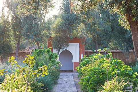DESIGNERS_ERIC_OSSART_AND_ARNAUD_MAURIERES__MOROCCO_DAR_IGDAD__BORDER_OF_FIGS_WITH_PATH_TO_EARTH_WAL