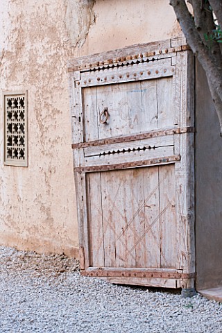 DESIGNERS_ERIC_OSSART_AND_ARNAUD_MAURIERES__MOROCCO_DAR_IGDAD__AN_OLD_DOOR_BESIDE_THE_WALL