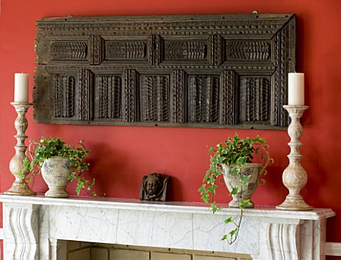 DESIGNER_CLARE_MATTHEWS_HOUSEPLANT_PROJECT__TRAILING_IVY_IN_CONTAINERS_ON_MANTELPIECE