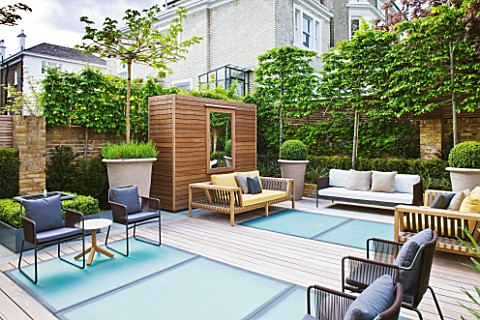 ROOF_GARDEN_BY_STEPHEN_WOODHAMS_LONDON_TERRACESEATING_AREA_WITH_WOODEN_BENCHES_BOX_BALLS_IN_CONTAINE
