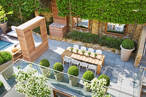 MODERN_ROOF_GARDEN_BY_STEPHEN_WOODHAMS_LONDON_CEDARWOOD_SCREEN_MIRROR_TABLE_CHAIRS_CLIPPED_TOPIARY_P