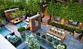 MODERN ROOF GARDEN BY STEPHEN WOODHAMS, LONDON: CEDARWOOD SCREEN, MIRROR, TABLE, CHAIRS, CLIPPED, TOPIARY, PLEACHED, HORNBEAMS, CONTEMPORARY, BOX BALLS IN CERAMIC CONTAINERS, CORNUS KOUSA, TERRACE, BALCONY