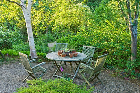 SANDHILL_FARM_HOUSE__HAMPSHIRE__DESIGNER_ROSEMARY_ALEXANDER_THE_FRONT_GARDEN__TABLE_AND_CHAIRS_WITH_