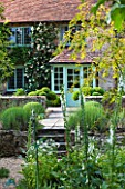 SANDHILL FARM HOUSE  HAMPSHIRE - DESIGNER ROSEMARY ALEXANDER : THE SHADY FONT GARDEN WITH VIEW TO THE FRONT DOOR OF THE HOUSE