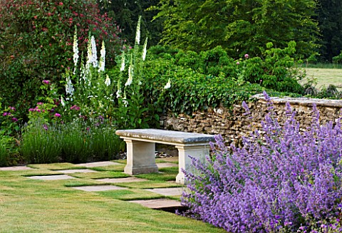 PRIVATE_GARDEN_COTSWOLDS_DESIGNER_ALISON_HENRY__LAWN_AND_STONE_SEAT_WITH_WHITE_FOXLOVES_AND_NEPETA__