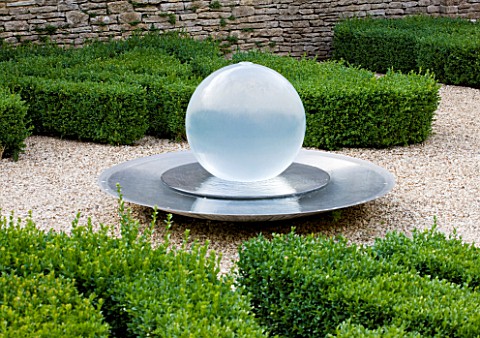 WHATLEY_MANOR__WILTSHIRE_THE_KNOT_GARDEN_WITH_BOX_BALLS_AND_A_WATER_FEATURE_BY_ALISON_ARMOURWILSON