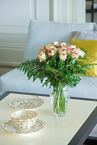 VILLA_GIUSEPPINA__LAKE_COMO__ITALY__ROSES_IN_A_VASE_ON_TABLE_IN_THE_SITTING_ROOM