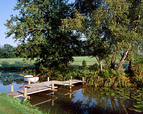 ANGUS_WHITES_JAPANESE_BRIDGE_OVER_THE_LAKE_IN_HIS_GARDEN_AT_ARCHITECTURAL_PLANTS__SUSSEX