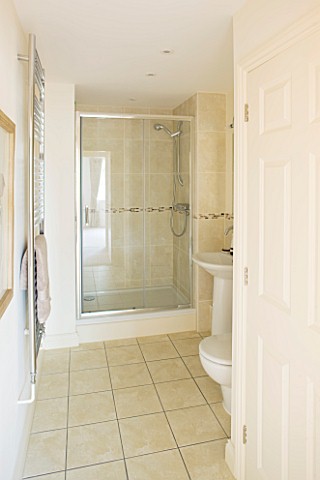 MODERN_TOILET_AND_SHOWER_ROOM_IN_CREAM