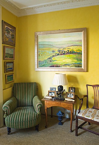 DESIGNER_BUTTER_WAKEFIELD__LONDON__ROOM_WITH_LOUNGER_AND_PICTURES_ON_THE_WALL