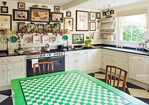 DESIGNER_BUTTER_WAKEFIELD__LONDON__THE_KITCHEN_WITH_BOTANICAL_PRINTS_AND_TABLE_OF_GREEN_AND_WHITE_SQ