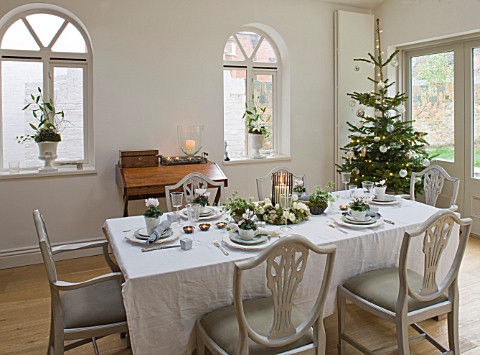 DESIGNER_JACKY_HOBBS__LONDON_DINING_LIVING_ROOM_AT_CHRISTMAS__TABLE_AND_CHAIRS_LAID_FOR_CHRISTMAS_DI