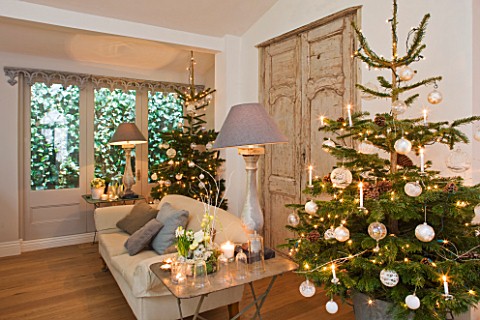 DESIGNER_JACKY_HOBBS__LONDON_LIVING_ROOM_AT_CHRISTMAS__SOFA__FAUX_FRENCH_DOORS__CHRISTMAS_TREE