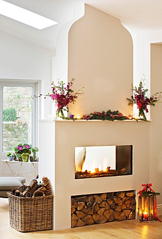DESIGNER_JACKY_HOBBS__LONDON_THE_LIVING_ROOM_AT_CHRISTMAS_WITH_DOUBLE_SIDED_FIRE_AND_LOG_BASKET