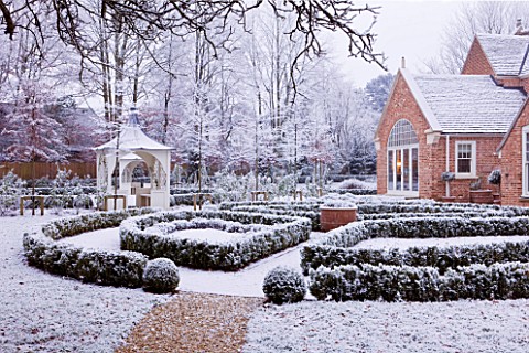 FORMAL_TOWN_GARDEN_IN_SNOW__OXFORD__WINTER_DESIGN_BY_LIZ_NICHOLSON__BOX_HEDGING_WITH_HOUSE_BEHIND