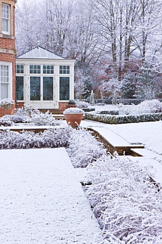 FORMAL_TOWN_GARDEN_IN_SNOW__OXFORD__WINTER_DESIGN_BY_LIZ_NICHOLSON__THE_FORMAL_LAWN_AT_THE_BACK_OF_T