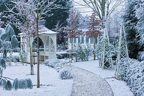 FORMAL_TOWN_GARDEN_IN_SNOW__OXFORD__WINTER_DESIGN_BY_LIZ_NICHOLSON__ARBOURGAZEBO_BY_PATH_WITH_WOODEN