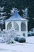 FORMAL TOWN GARDEN IN SNOW  OXFORD  WINTER: DESIGN BY LIZ NICHOLSON - ARBOUR/ GAZEBO  BOX HEGDING  HYDRANGEA ANNABELLE AND HORNBEAMS - CARPINUS BETULUS