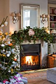BRUERN COTTAGES  OXFORDSHIRE: CHRISTMAS - THE SITTING ROOM WITH FIREPLACE AND CHRISTMAS TREE